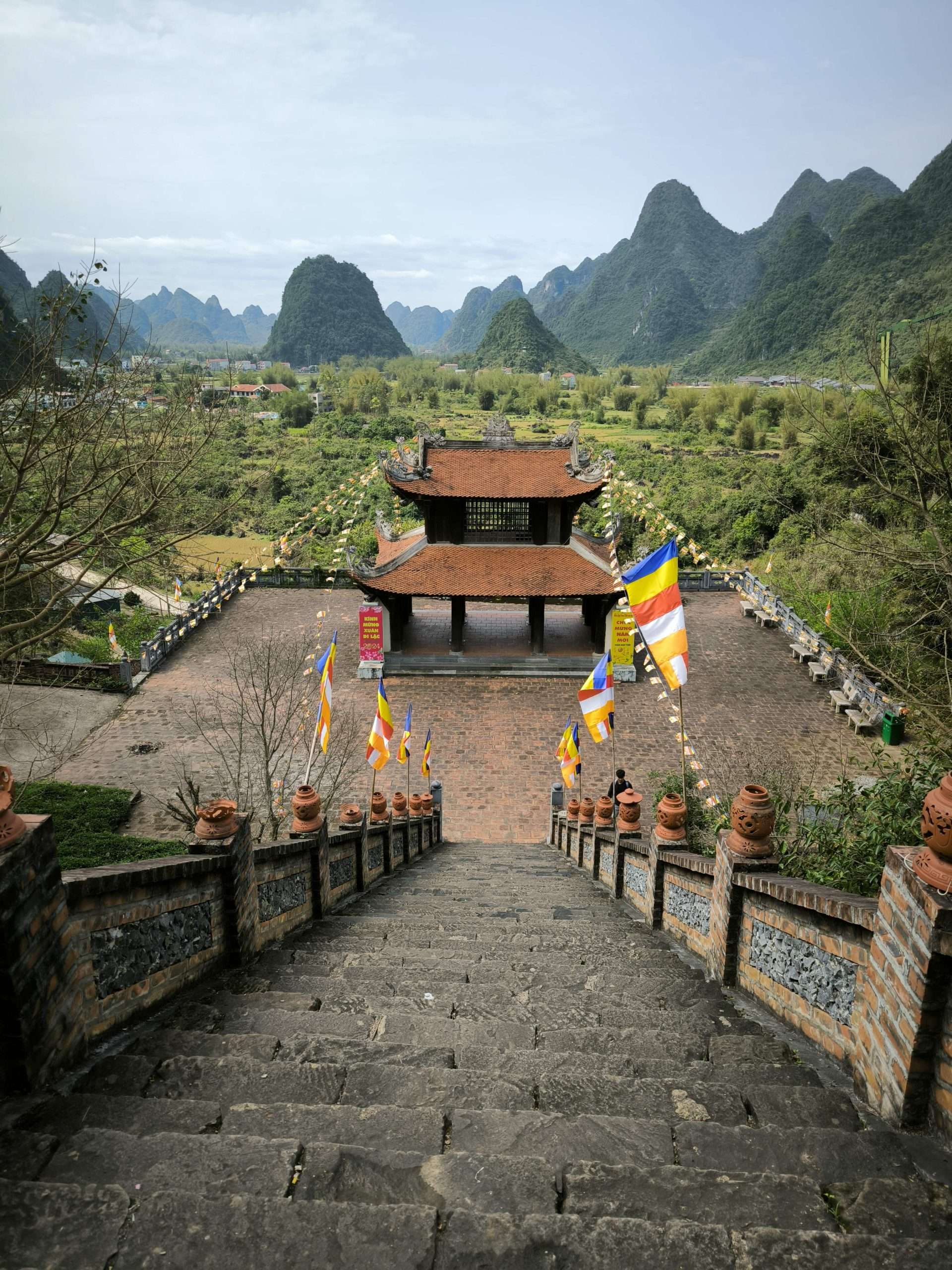 Pagoda cerca de las cascadas de Ban Gioc