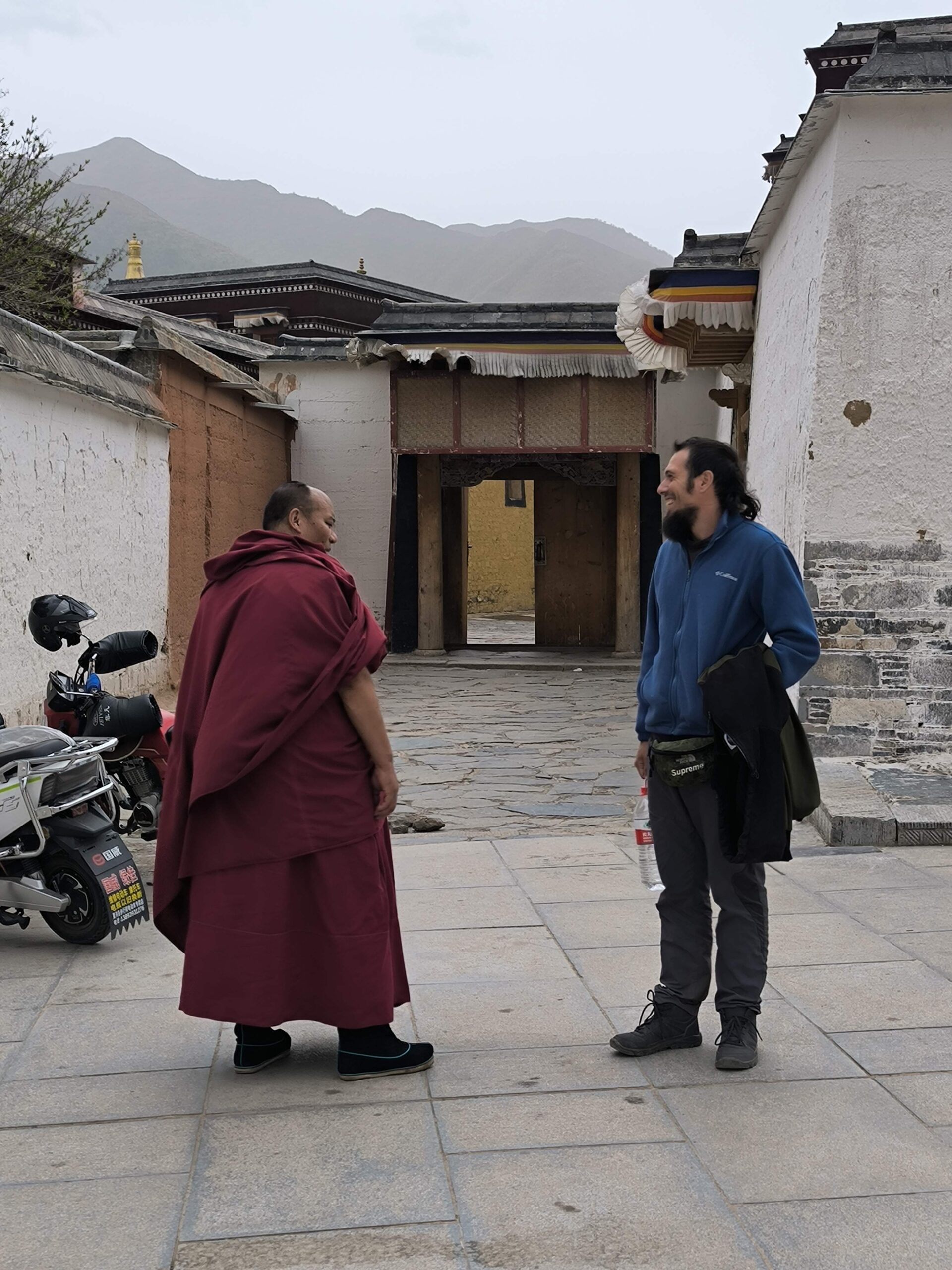 Monje en el monasterio de Labrang