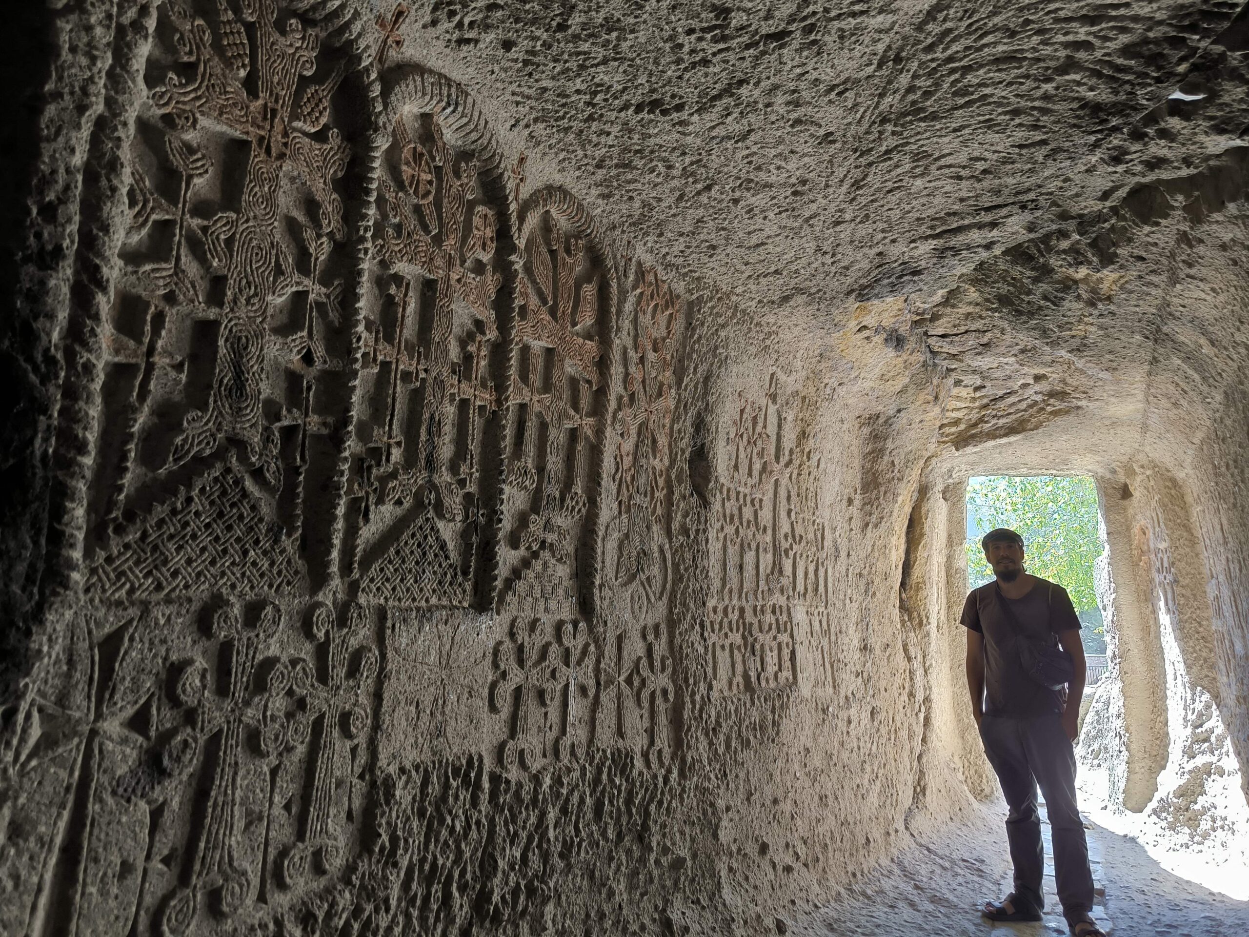 Monasterio de Geghard, parte escavada en la roca. Que ver en Armenia