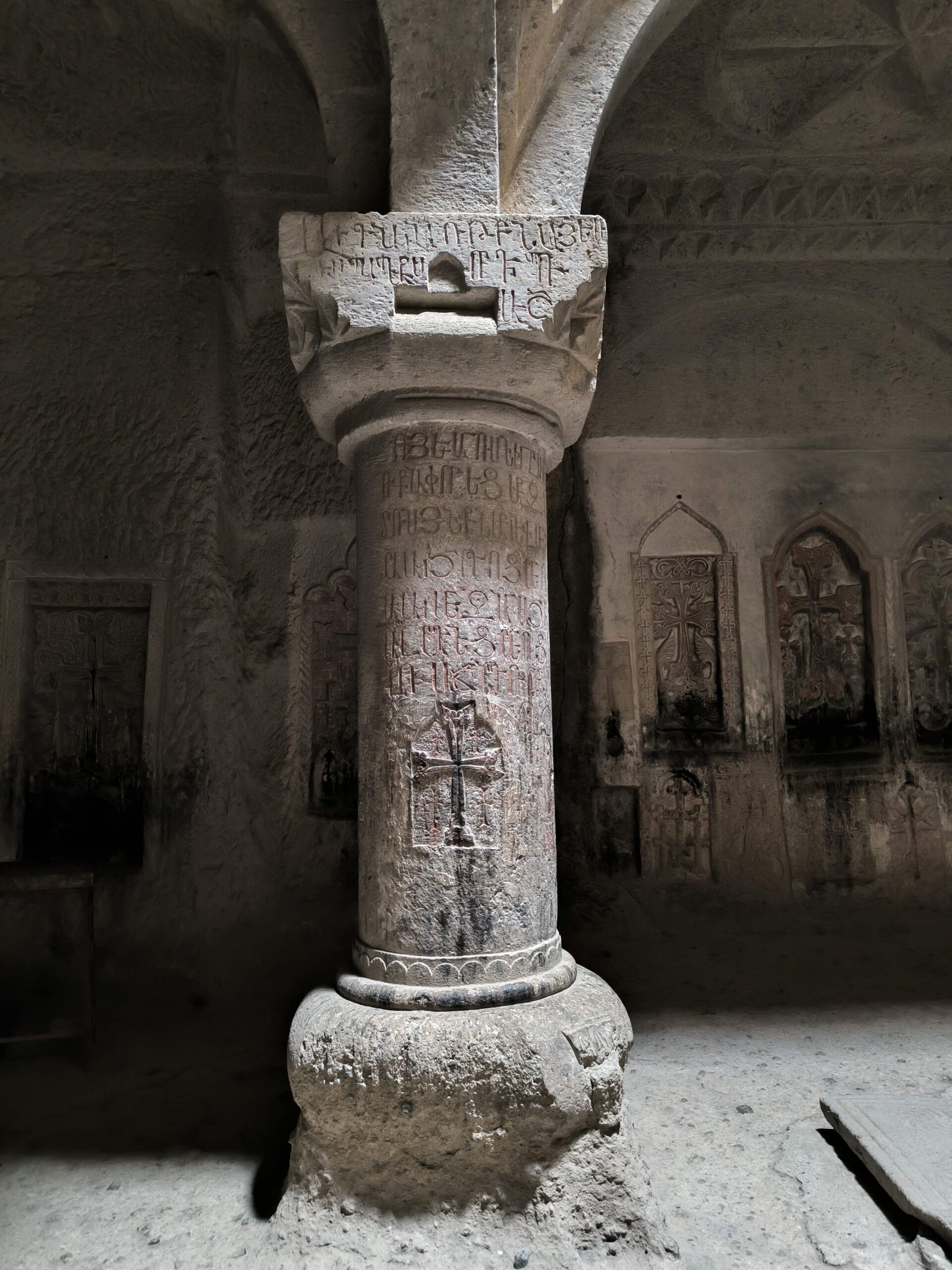 Columna escavada en la roca en el Monasterio de Geghard. que ver en armenia.