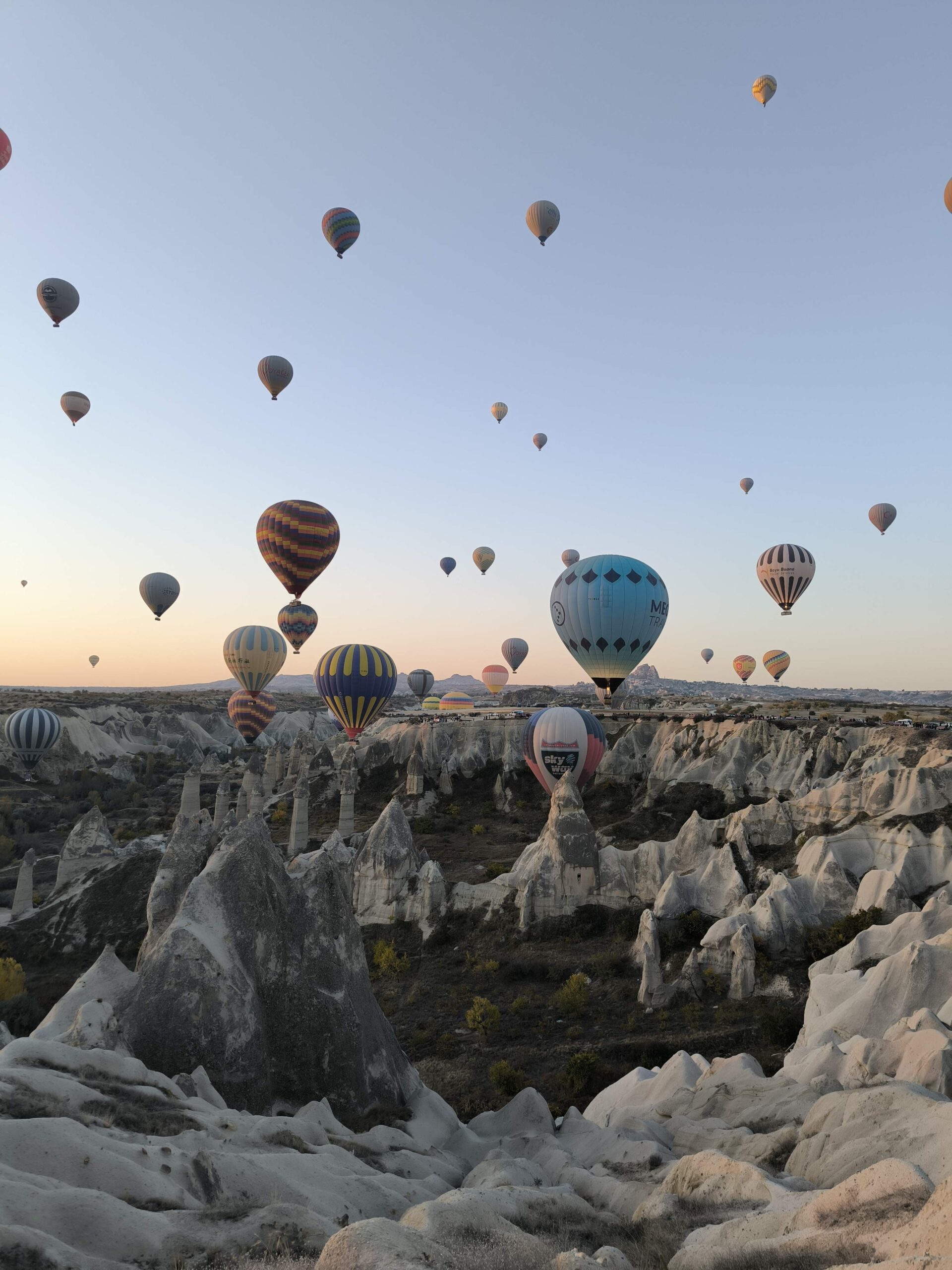 Vista panorámica de globos aerostáticos en vuelo desde el Valle del Amor, Capadocia, Turquía