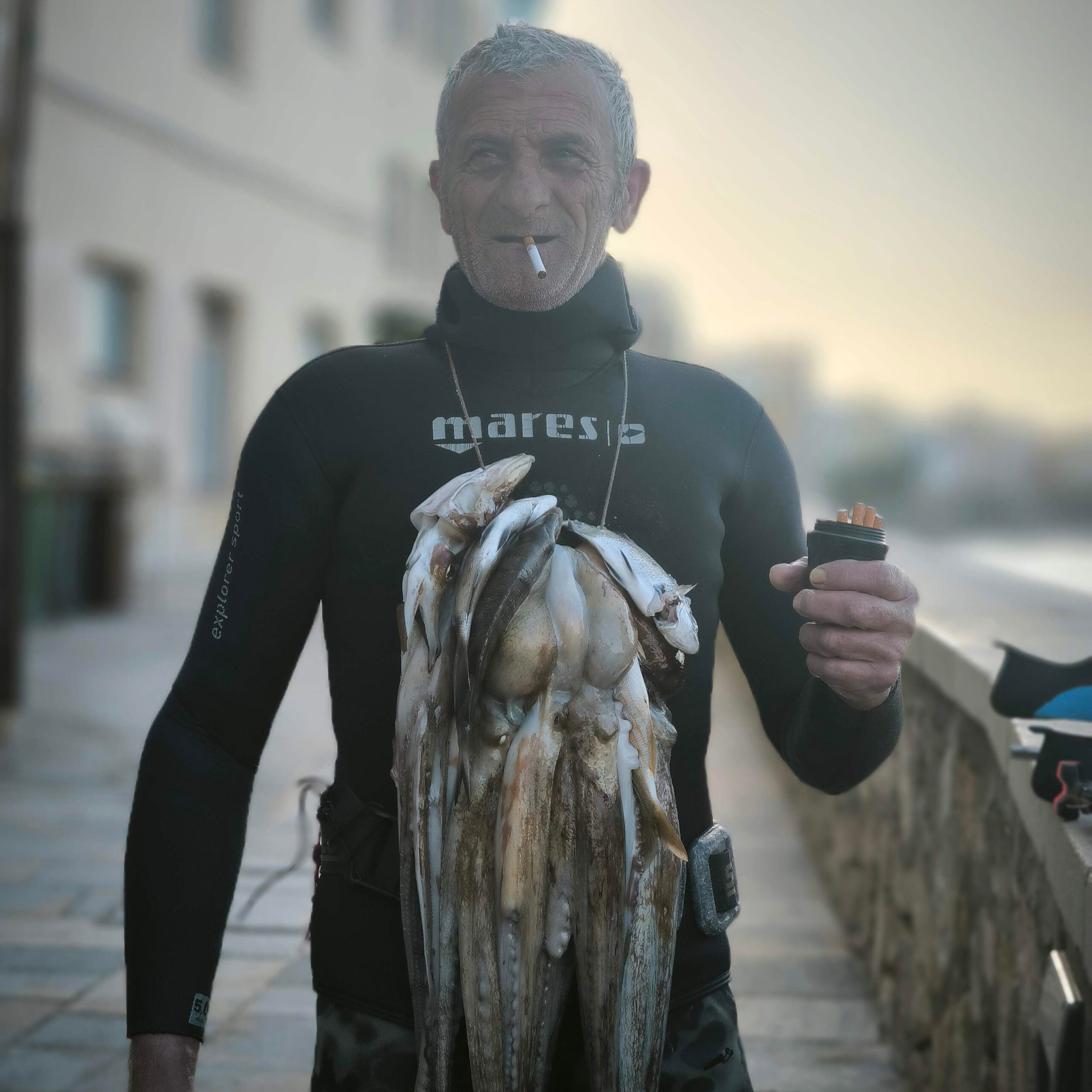 Pescador de pulpos en Trapani, Sicilia