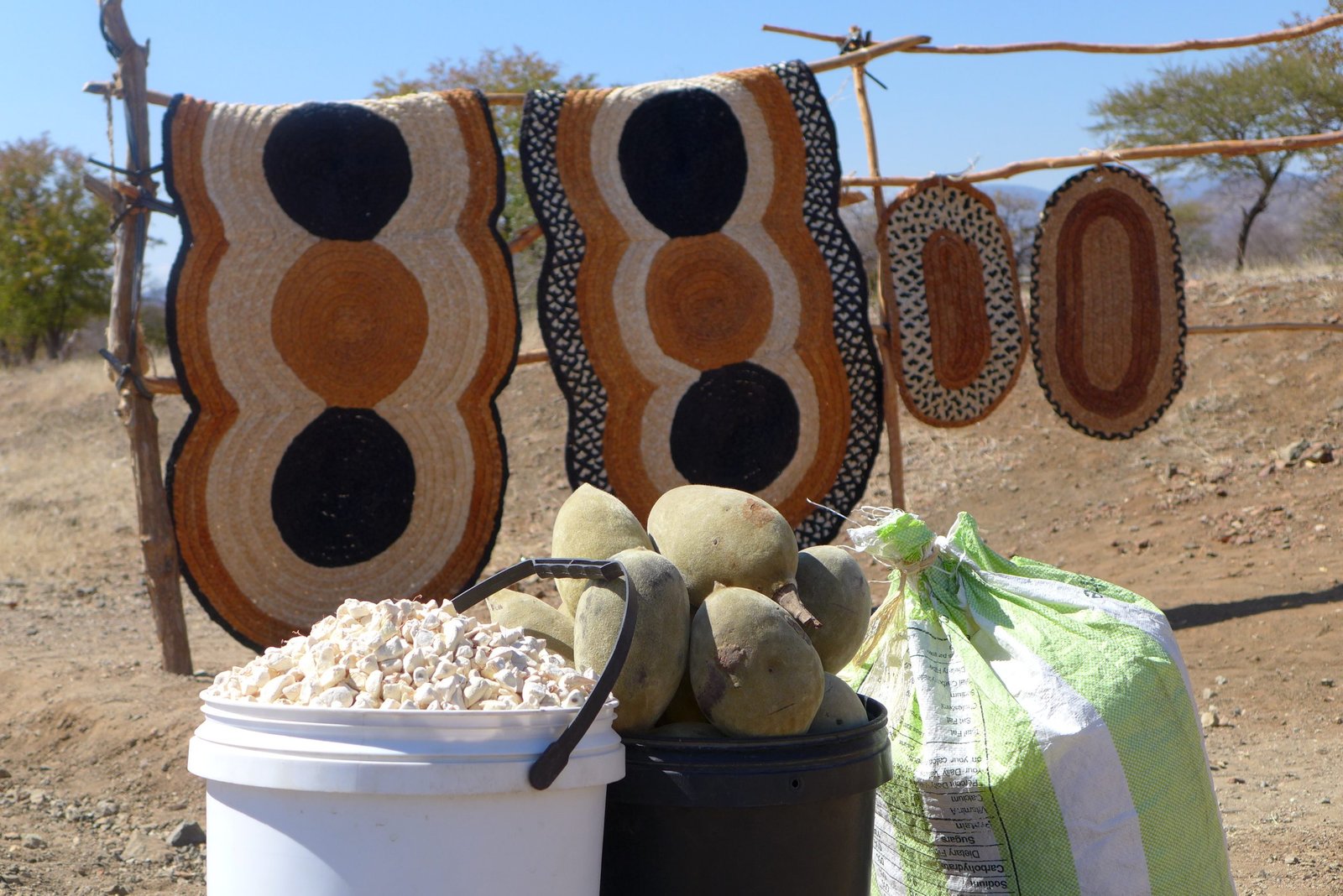 Artesanía elaborada con corteza de baobab