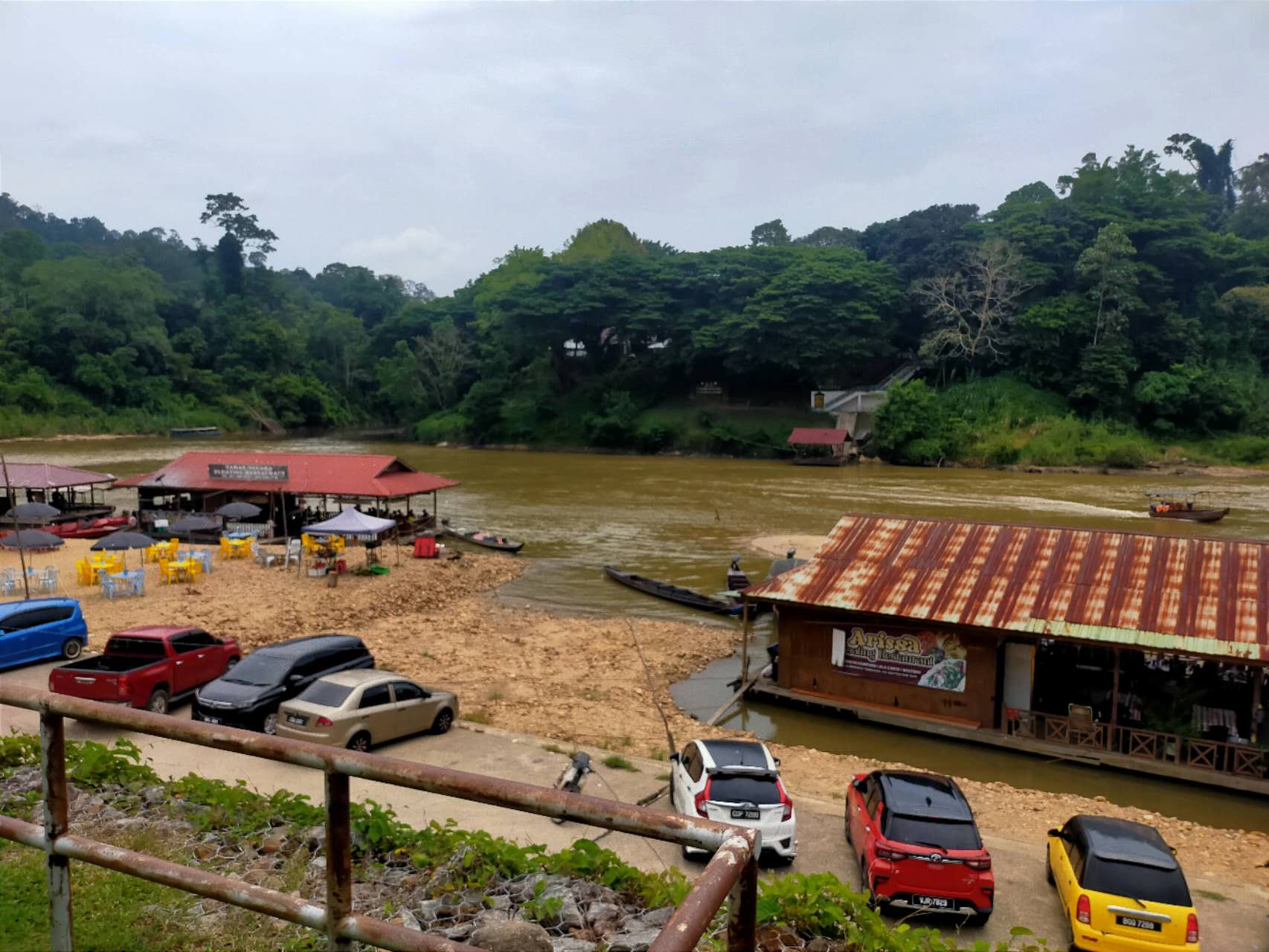 Río que separa Kuala Tahan de Taman Negara