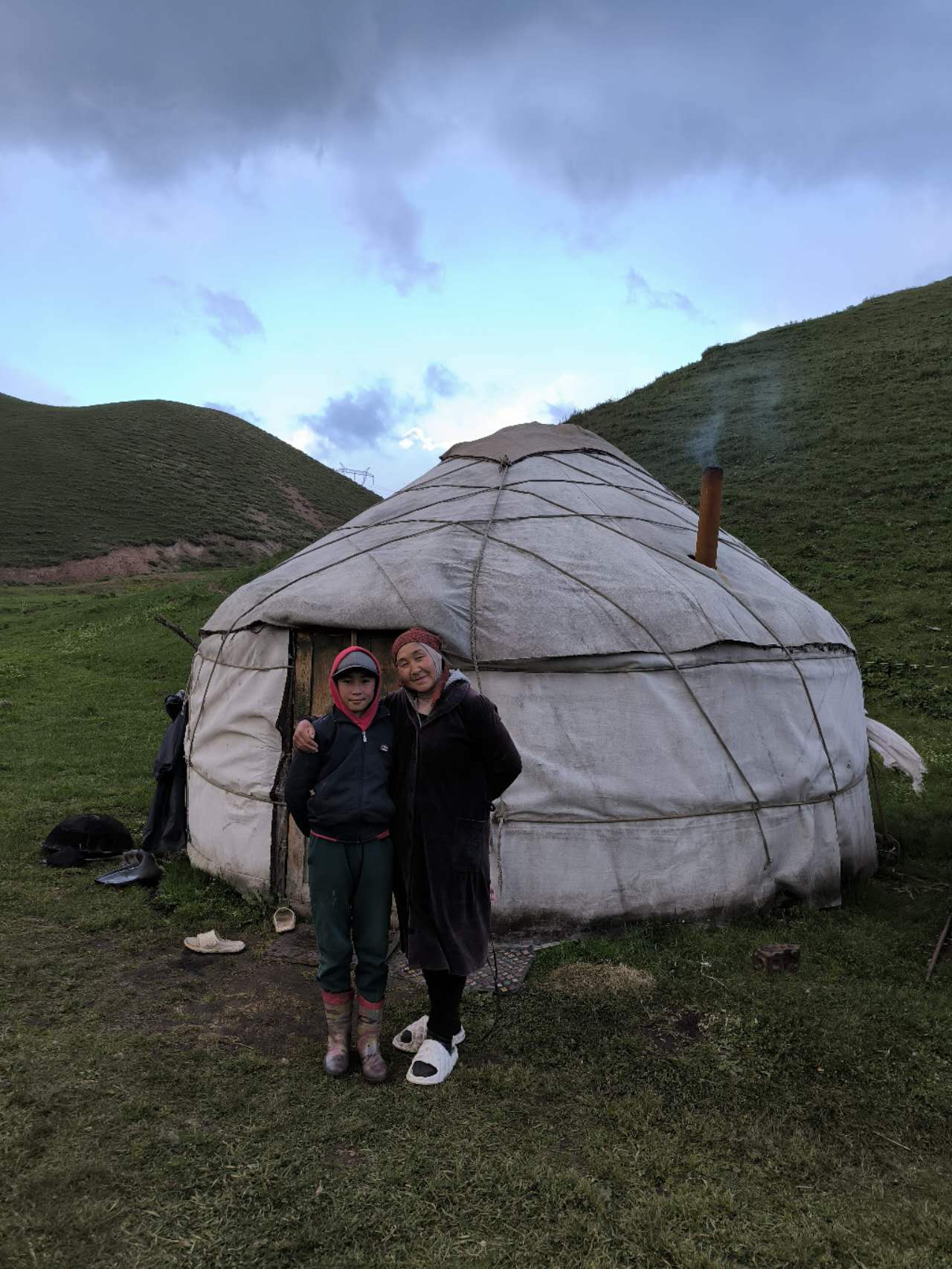 Madre e hijo en su yurta.