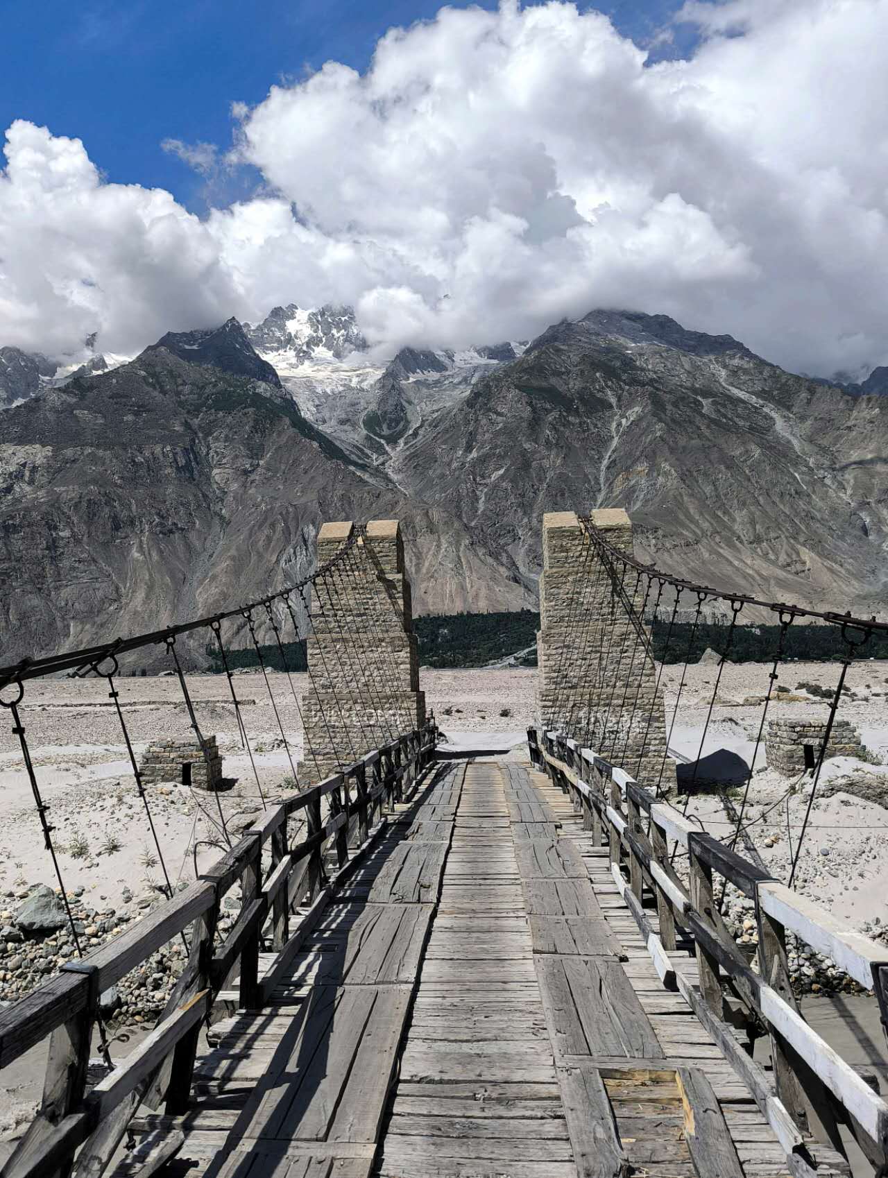 Puente hacia entre el valle Shigar y valle Arando. Altura Tisar.