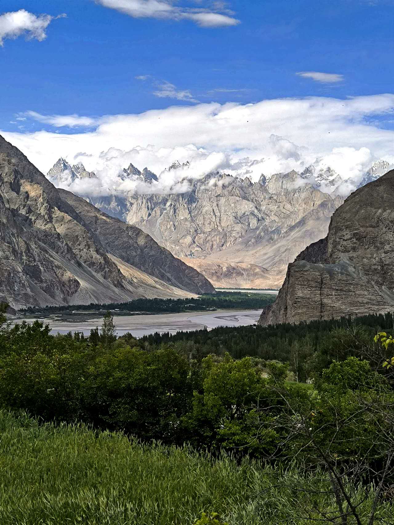 Valle Hushe al fondo