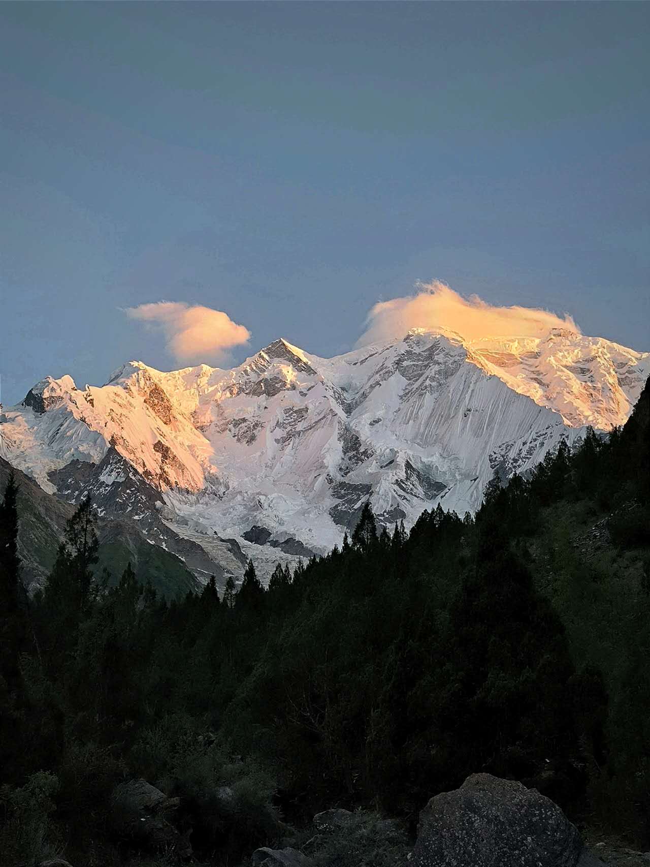 Rakaposhi desde el estadio de cricket.