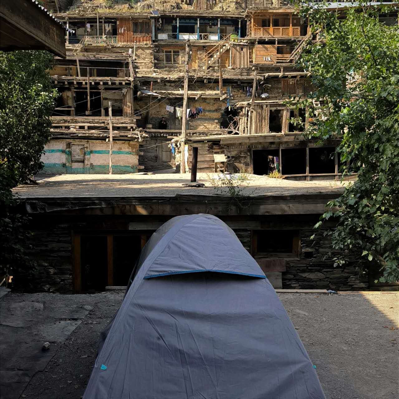 Acampado con permiso frente al pueblo de Balanguru