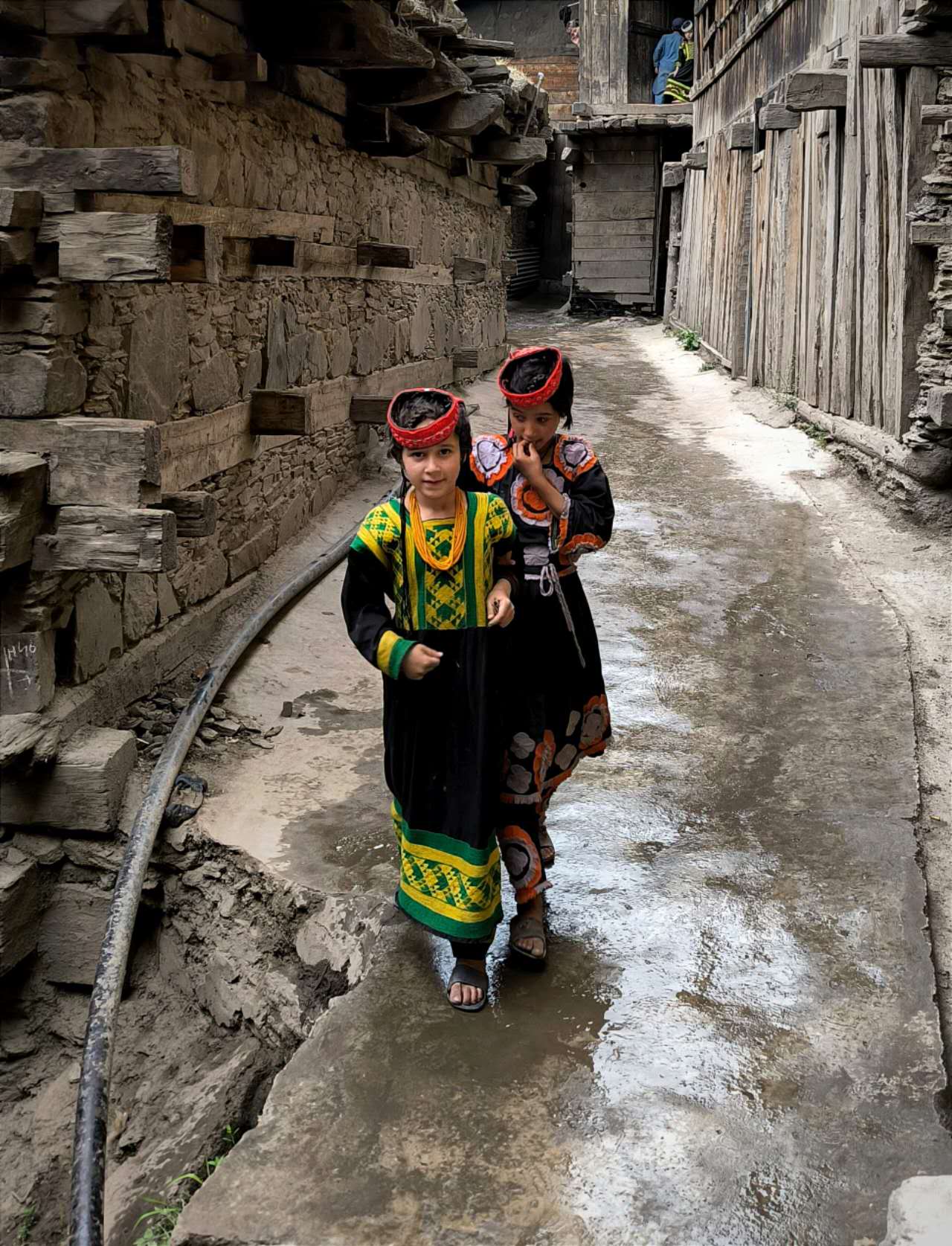 Dos niñas Kalasha en su pueblo