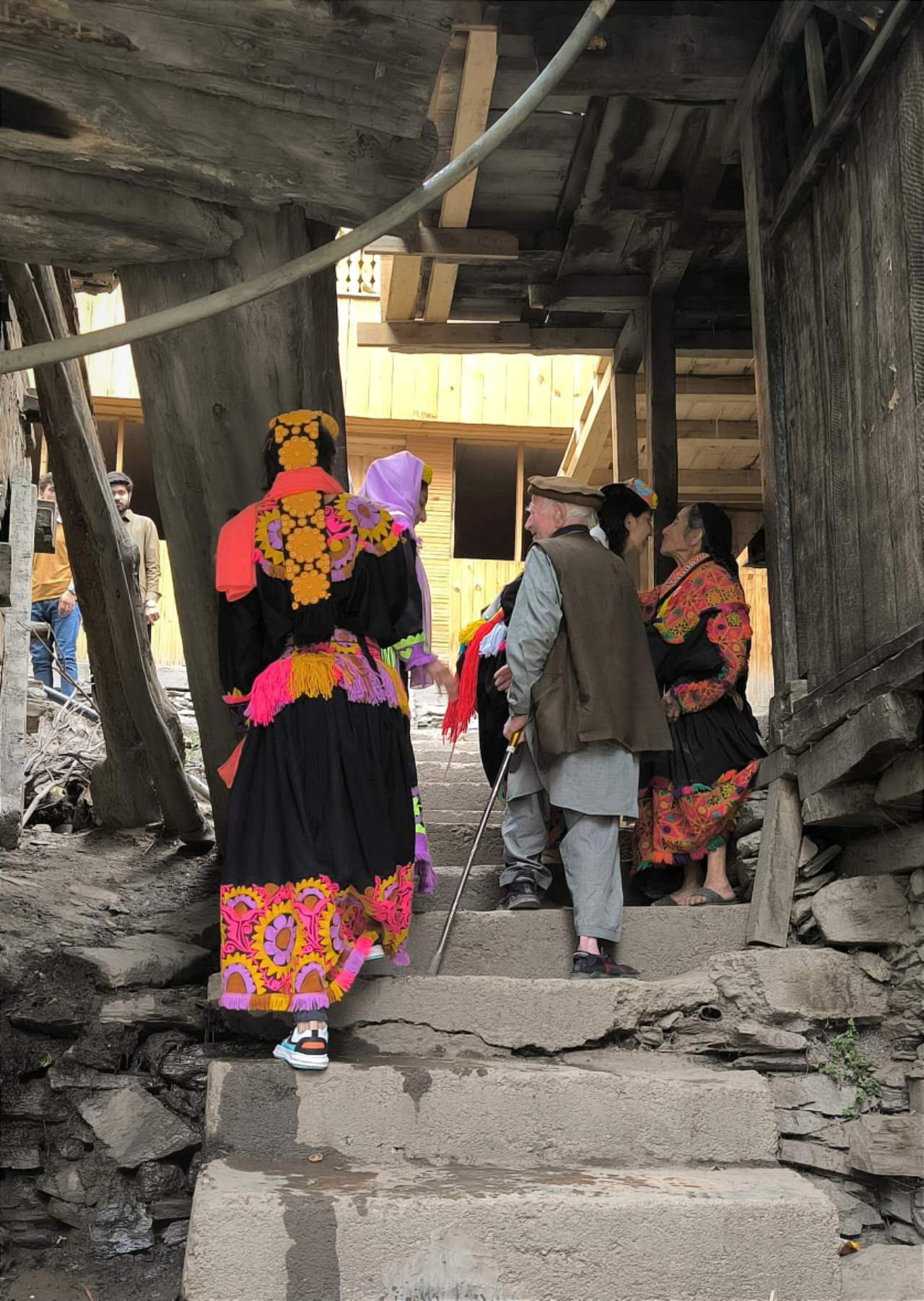 Callecita en valle Kalasha con miembros de su comunidad