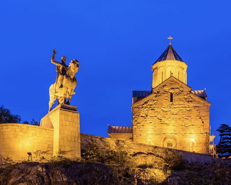 Iglesia Metekhi y estatua del rey Vakhtang Gorgasali